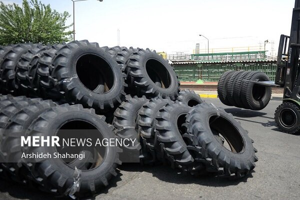 کشف انبار احتکار کود شیمیایی و لاستیک در بندرعباس